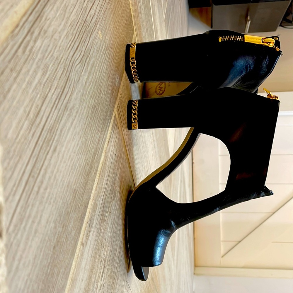 Black with gold details Michael Kors dress heels